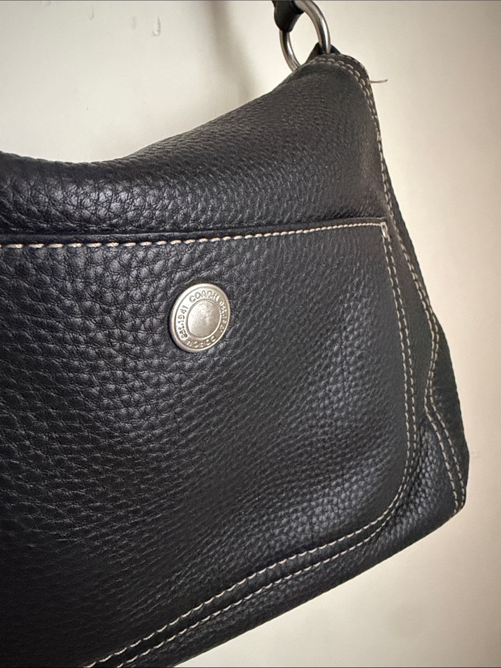 Coach Chelsea hobo shoulder bag crafted from black pebbled leather - Picture 2 of 9